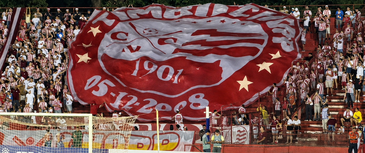 Torcida Timbu Chopp com bandeirão vermelho e branco do Náutico no estádio